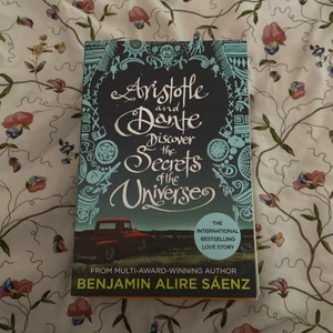 Aristotle and Dante discover the secrets of the universe, Benjamin Alire Sáenz - Säljer denna oanvända bok eftersom jag inte är särkilt intresserad av att läsa den längre:/ Boken är på engelska!   Obs! Kan tyvärr bara träffas upp för den här boken :(
