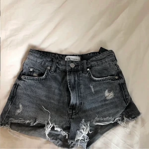 Zara shorts - Säljer dessa supersnygga shorts från zara då dom inte kommer till användning! Lappen sitter kvar💗