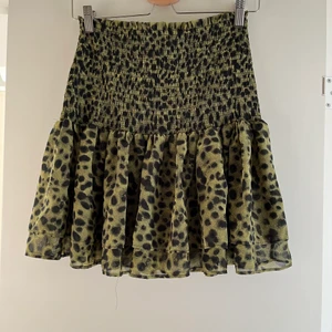 Leopard kjol - Leopard kjol köpt secondhand, lappen är borta så vet varken märke eller storlek men passar mig som har 36/S