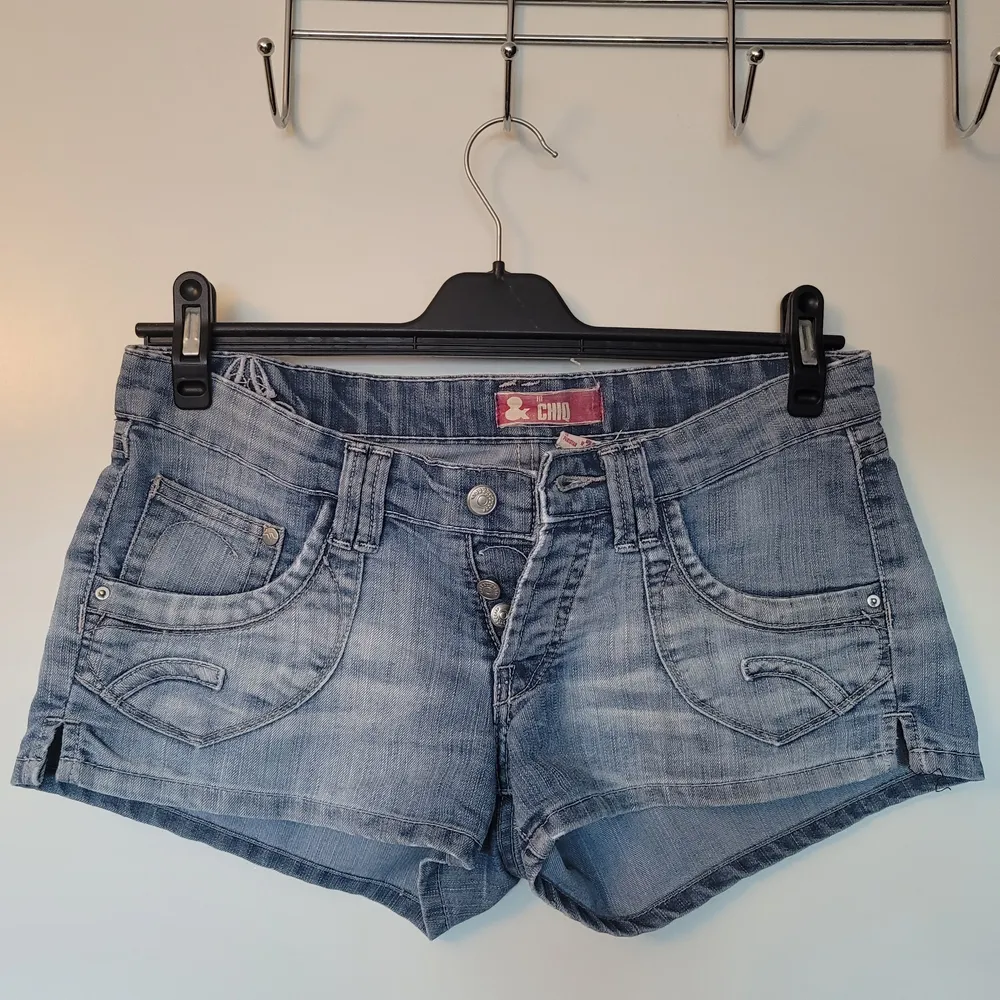 Supersnygga lågmidjade shorts!!🦋🦋 storlek 30 i midjan och passar mig som har xs-smal. Shorts.