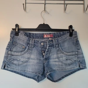 Lågmidjade shorts - Supersnygga lågmidjade shorts!!🦋🦋 storlek 30 i midjan och passar mig som har xs-smal