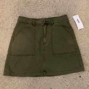 Grön jeanskjol  - Jeanskjol från HM i nyskick med prislapp kvar🍀