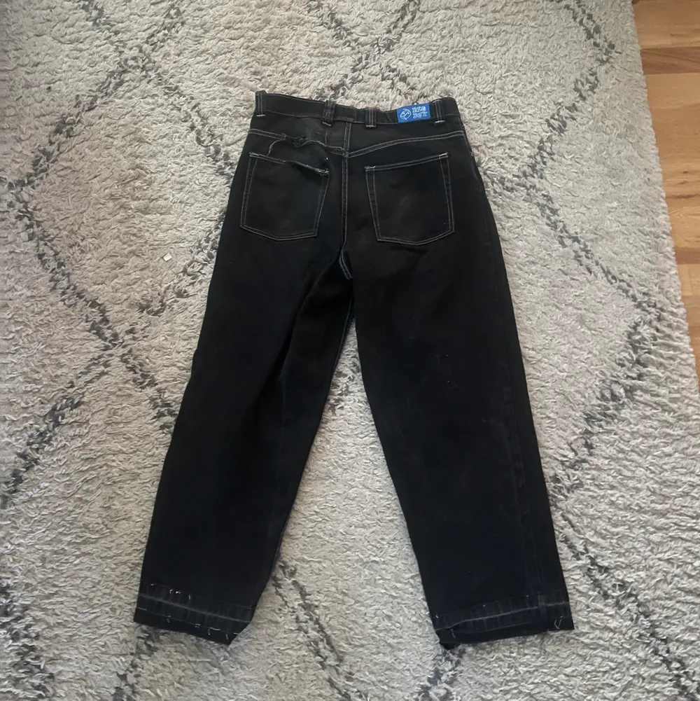 Skiitsnygga svarta big boy jeans, slitna vid bakfickan. Har sprättat upp sömmarna längst ner så att dom blir längre :) kan även byta mot ett par blåsvarta i storlek M. Jeans & Byxor.