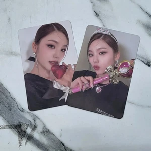 Itzy checkmate photocards yeji - Yeji photocards från deras nyaste checkmate album.  För en 80kr och för båda 150   Min instagram är @/chaeyouh jag har en highlight med alla kort som jag kan träda med.