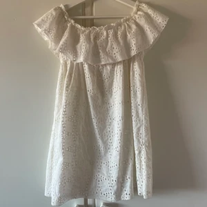 Klänning  - Klänning från zara. Väldigt gullig off-shoulder men man kan ha den upp på axlarna också. Säljer då den är för liten, den är i bra skick då den bara har använts två gånger. Köptes på zara några år sedan så går nog inte köpa längre! 