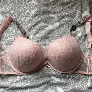 Victoria secret bh - Helt oanvänd, säljes pågrund av att ja glömde returnera den i dit. Den svenska storleken på bh:n är 75 C. Köpt för 1000kr. Jag betalar frakten