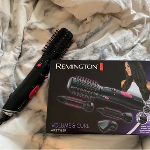 Värmeborste från remington  - Hej säljer min skit bra remington värmeborste som tillkommer 4 olika värmeborstar som man kan sätta på och av byta munstycken🫶🏼den nästa helt oanvänd! Köptes för 499kr säljer för 300kr