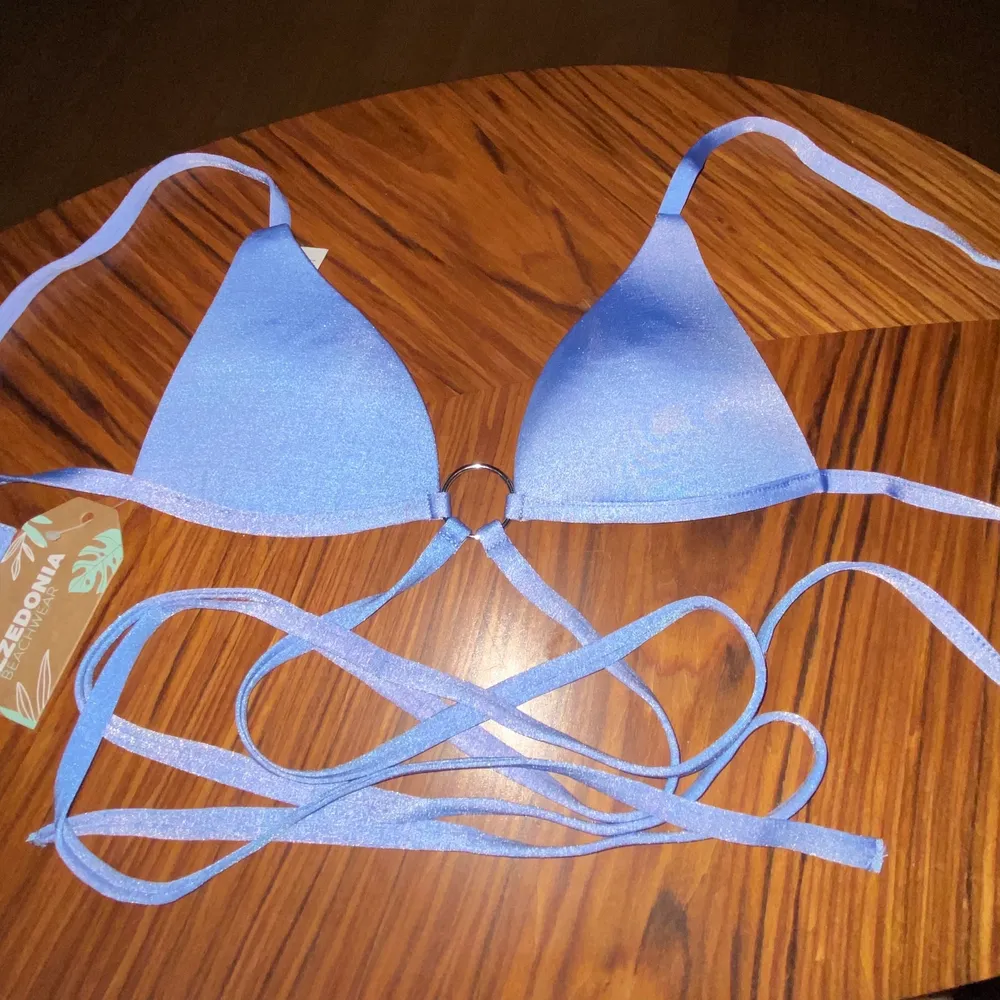 En oanvänd blå bikini från Calzedonia, storlek 32/XS. Säljs pågrund av fel storlek.. Övrigt.