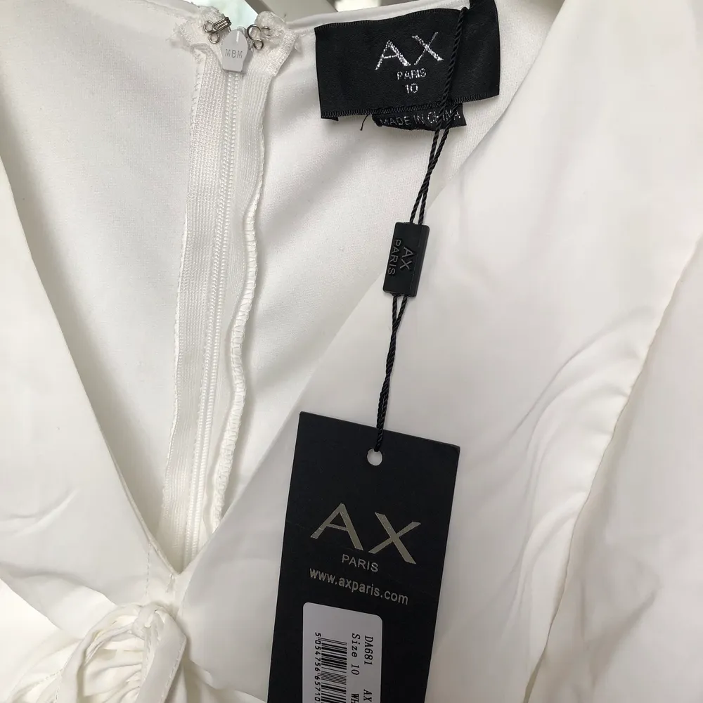 Helt oanvänd klänning från märket AX Paris köpt från NLY för 300 kr, säljer pga att den inte kommer till användning . Klänningar.
