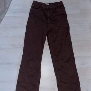 Bruna jeans från H&M🤎Använda ett fåtal gånger, bara bra skick! Lite skrynkliga nu men går att strykas, kommer även stryka de själv innan de köps! 🥰
