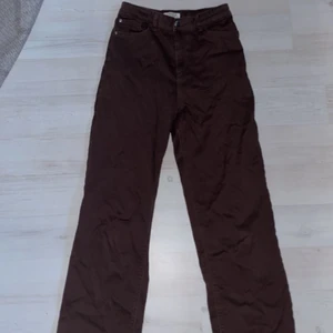 Jeans - Bruna jeans från H&M🤎Använda ett fåtal gånger, bara bra skick! Lite skrynkliga nu men går att strykas, kommer även stryka de själv innan de köps! 🥰
