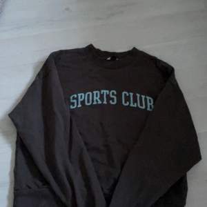 Sweartshirt som en tidigare annons där jag sålde det liknande settet! Trycket är Sportsclub, och använt den här jättefå gånger, så jättebra skick!