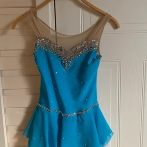 Komståkningsdräkt  - Tänkte kika om någon är intresserad av Konståkningsdräkter. Säljer massvis från barnstorlek till dam tävling och träningsdräkter. 