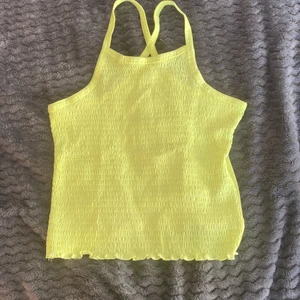 Ett neon färgat linen - Ett neon färgat linne från Lindex i storlek 146-152. Aldrig användt.🌸