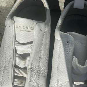 Vita sneakers från Jim Rickey i lädertyg. Köpta för 1200 kr. 