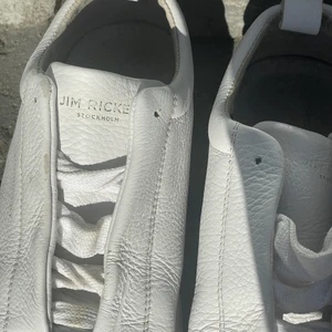 Jim Rickey sneakers - Vita sneakers från Jim Rickey i lädertyg. Köpta för 1200 kr. 