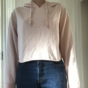 Croppad hoodie - En ljus rosa croppad hoodie i storlek S med mysigt tyg inuti. Hoodien är begagnad och lite nopprig men inte mycket. Hoodien är aningen tunnare en vanligt så att den inte blir för varm, passar perfekt på våren.