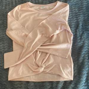 En rosa långärmad tröja från Lindex i storlek 158-164. Använd 1 gång.💋