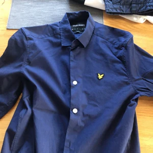 En mörkblå skjorta - En mörkblå skjorta aldrig använd 