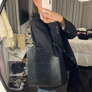 Väska - Svart väska i ormskinnsimmitation från Åhléns 💖