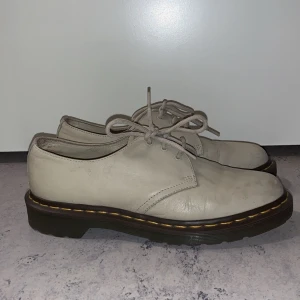 Dr. Martens låga strl 40 - Välanvända och välbevarade Dr. Martens skor i färgen beige. Storlek 40  Kan mötas upp i Stockholm eller skicka. Snabb affär prioriteras