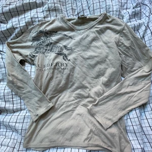burberry tröja  - en skitsnygg burberry tröja. säljer den för att den var för liten. skick 10/10. vet ej om den är äkta  