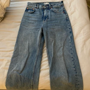Blåa jeans från ginatrico  - Jag säljer dessa super snygga jeans då dem inte passar mig, endast använt två gånger så dem är i väldigt fint skick💓 ordinarie pris 600kr. Skriv till mig vid frågor💓 frakt står ej jag för.