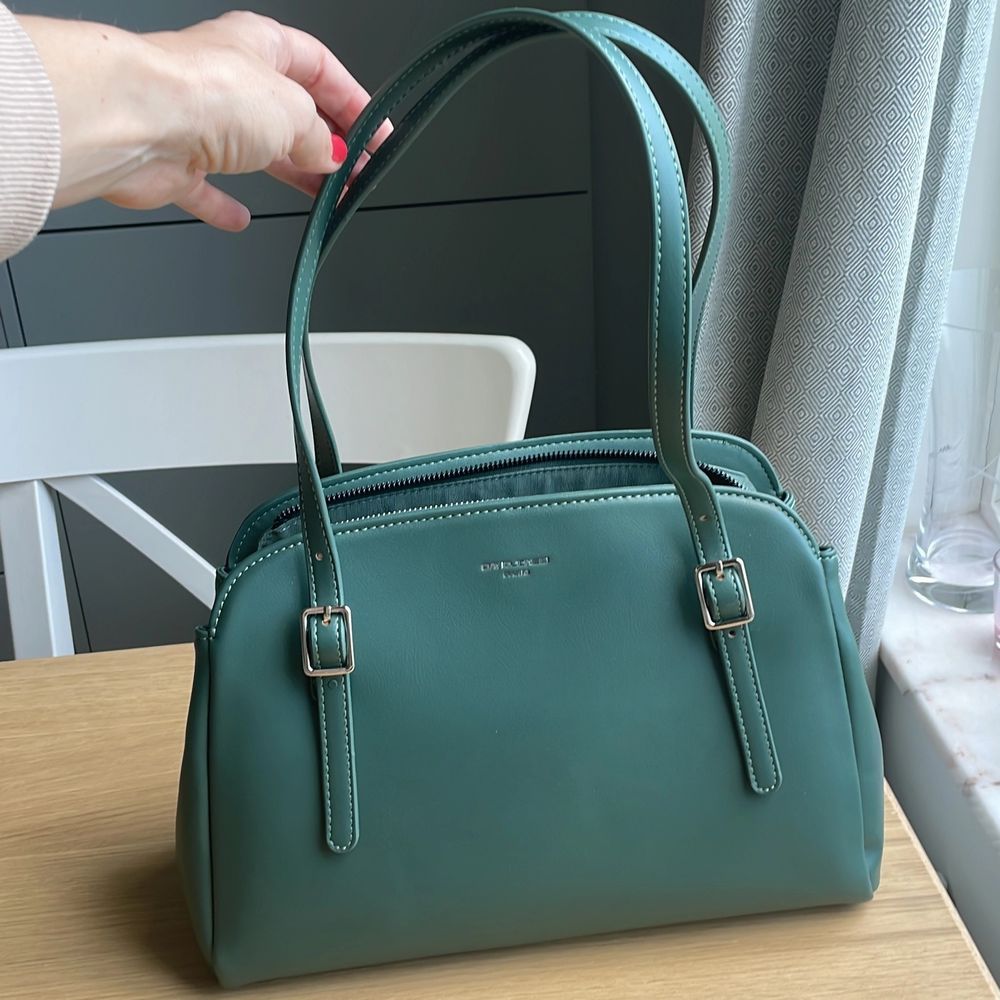 Elegant, fine colour purse 👜 new condition, used 2-3 times💚. Väskor.