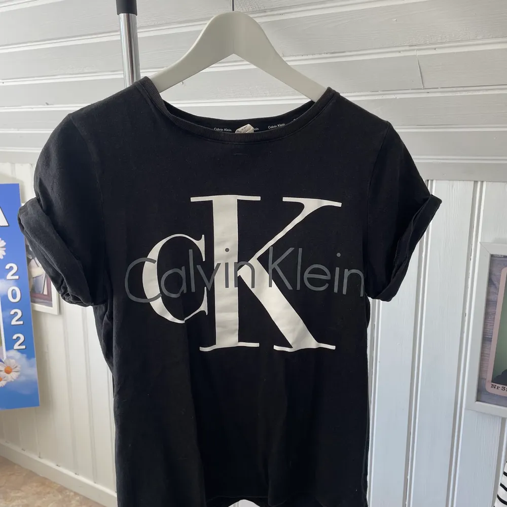Calvin Klein tshirt storlek xs. Knappt använd 🖤. T-shirts.