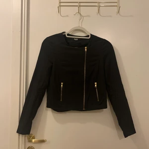 Tunn jacka  - Svart tunn jacka i storlek S