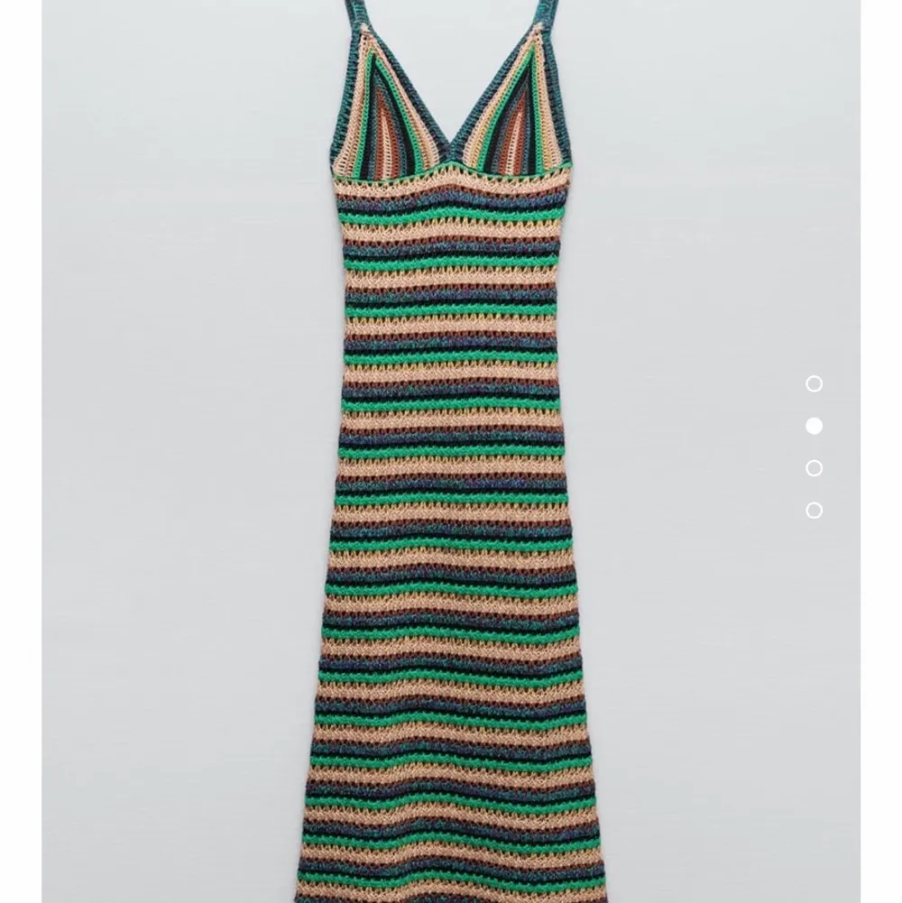 Garderobsrensning pga flytt: Säljer en helt oanvänd jättefin stickad Zara klänning med lappen kvar. Den är helt slutsåld på hemsidan. Nypris: 399kr. Säljer från 299 kr. Klänningar.