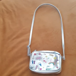 Popart bag - Silver pop-art shoulder bag. 100% polyester.