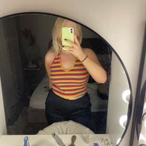 Linne i färg  - Ett randigt jättecoolt linne från Shein i storlek L. Säljer då den är lite för stor för mig. Linnets färger rosa, blå, gul samt röd.❤️💙💛💗