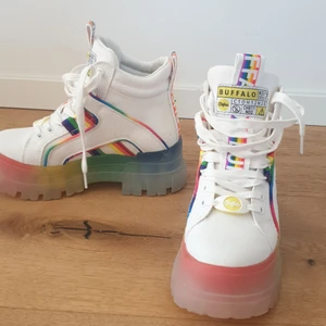 Rainbow Buffalo shoes - Vegan colorful Buffalo platform shoes. Real comfortable but a bit big in the size. Bought 36 but can easily fit a size 38 :)