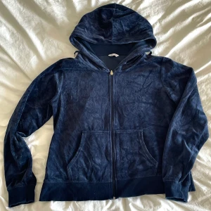 Mörkblå zipup hoodie - Mörkblå zipup hoodie Cubus i storlek XL. Jätte skön och helt oanvänd! Kontakta vid intresse!