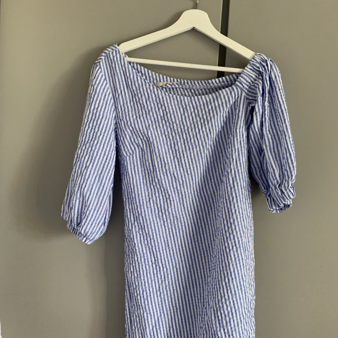 Vit/blå-randig klänning