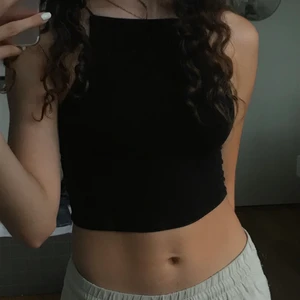 Svart croptop - Säljer samma i rosa💕 (Den är i bra skick) Jag skulle säga att strl är Xs, men själv har jag strl S, så skulle kunna passa då också💓