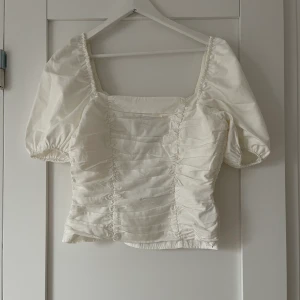 Vit blus - Säljer helt oanvänd blus från NA-KD i storlek 38. Pris: 250.