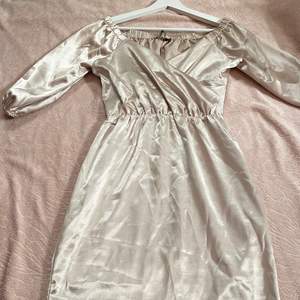 Beige färgad kort klänning i material av silkes från BikBok Str XS. Oanvänd med original pris 299 kr, säljs för 60 kr. Frakt ingår ej. 