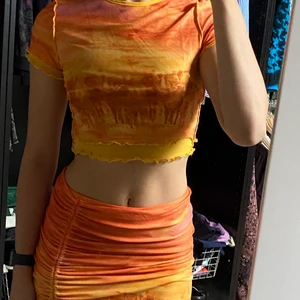 Somrigt set - Säljer detta orangegula settet från shein! Aldrig använt i storlek xs. Längden på kjolen går att justera. Säljer settet för 89kr + frakt🚚  Skriv vid intresse eller frågor! 