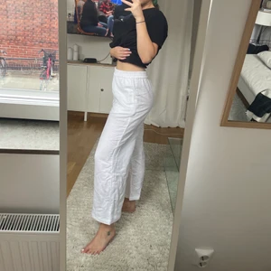 Linnebyxor  - Linnebyxor i vitt som aldrig används, köpte innan en resa men hann köpa ett par andra som kom i tid därav säljer.  Helt nyskick alltså!  Storlek S   Köpare står för frakt vid behov💖