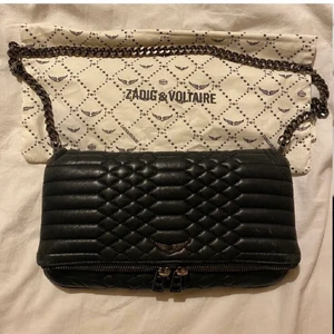 Zadig väska - intressekoll på den här zadig väskan i fin och unik design. I använt skick med lite slitningar på skinnet och rostiga kedjor (se sista bilden) där av lågt pris Domänverket kan diskuteras, dustbag ingår