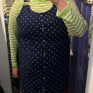 Hängselklänning  - Marinblå hängselklänning med prickar från monki. Klänningen är i gott skick. Köpare står för frakt. 