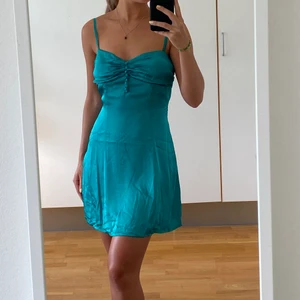 Klänning  - Säljer denna turkosa silkes klänning, så snygg passform och skön. 