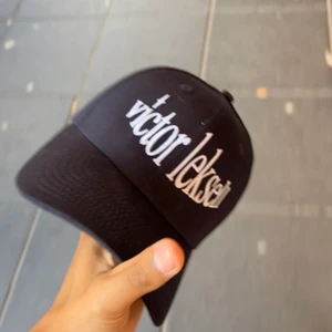 Victor Leksell keps sällsynta  - Victor Leksell keps, fick den av han när han uppträdde i Västerås, denna keps finns inte o köpa nånstans och den finns bara fåtal, använd 2 gånger 