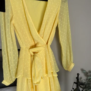 Klänning  - Helt ny klänning från Gina tricot, säljer då jag växt ur den 