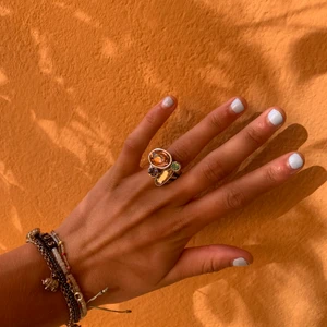 Ring - Så fin och cool men främst unik ring!!! Säljer pågrund av att den ej kommer till användning. Kan verkligen pimpa upp en outfit 😍 köpt på en fin smyckes butik i Rom för 700kr 