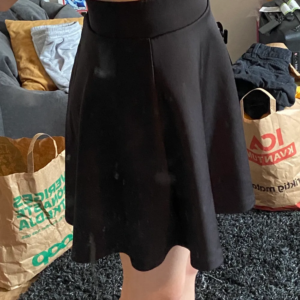 En svart kjol från KappAhl som är nästan o använd, lappen där back är lite sönder men de är ingen fara! Den är jätte bra och åker inte ner så lätt! ⚠️ PÄLSDJUR I HEMMET⚠️. Kjolar.