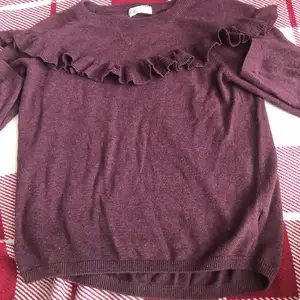 Detta är en sweater från H&M och säljs pga att den inte passar längre. Den har inte används många gånger, den är som ny!