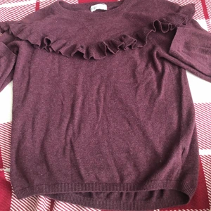 Storlek: 146-152/ 10-12 år - Detta är en sweater från H&M och säljs pga att den inte passar längre. Den har inte används många gånger, den är som ny!